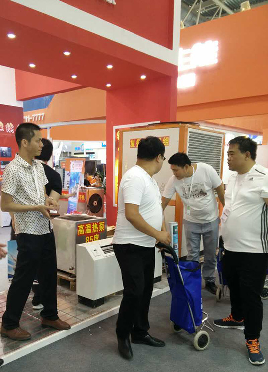 北京暖通展第二天，正旭空氣能展臺人氣依舊爆棚